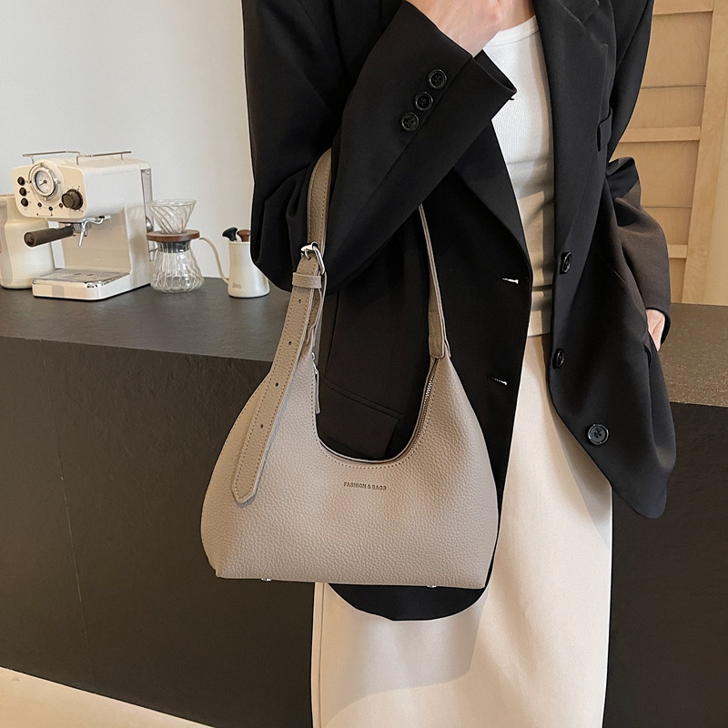 Fashion retro small bag for women in autumn and winter one-shoulder armpit bag high-end fashionable and versatile commuter crossbody bag